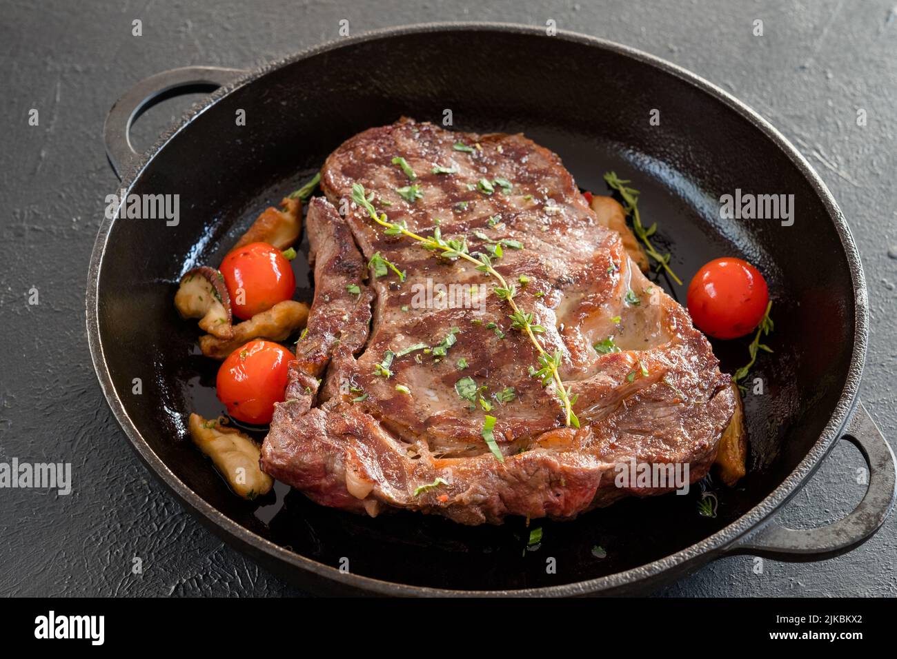 Im Restaurant wird gegrilltes Fleisch als Hauptgericht serviert Stockfoto