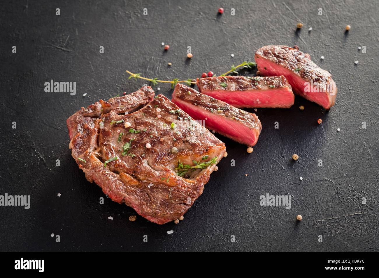 Hausgemachtes Fleisch Kochen seltene Beefsteak Würze Stockfoto