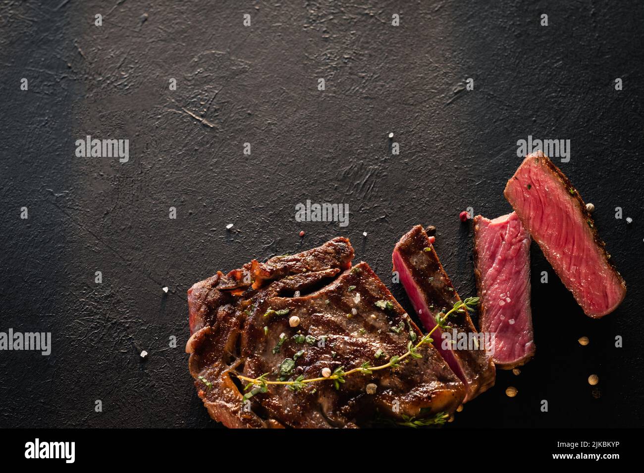 Gegrilltes Fleisch Rezept seltene Beefsteak Würze Stockfoto