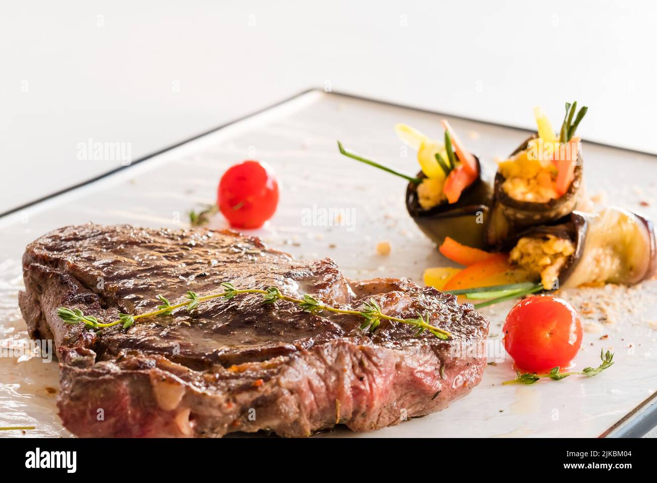 Hauptgericht des Küchenchefs mit seltenem Steak-Gemüse-Beilage Stockfoto