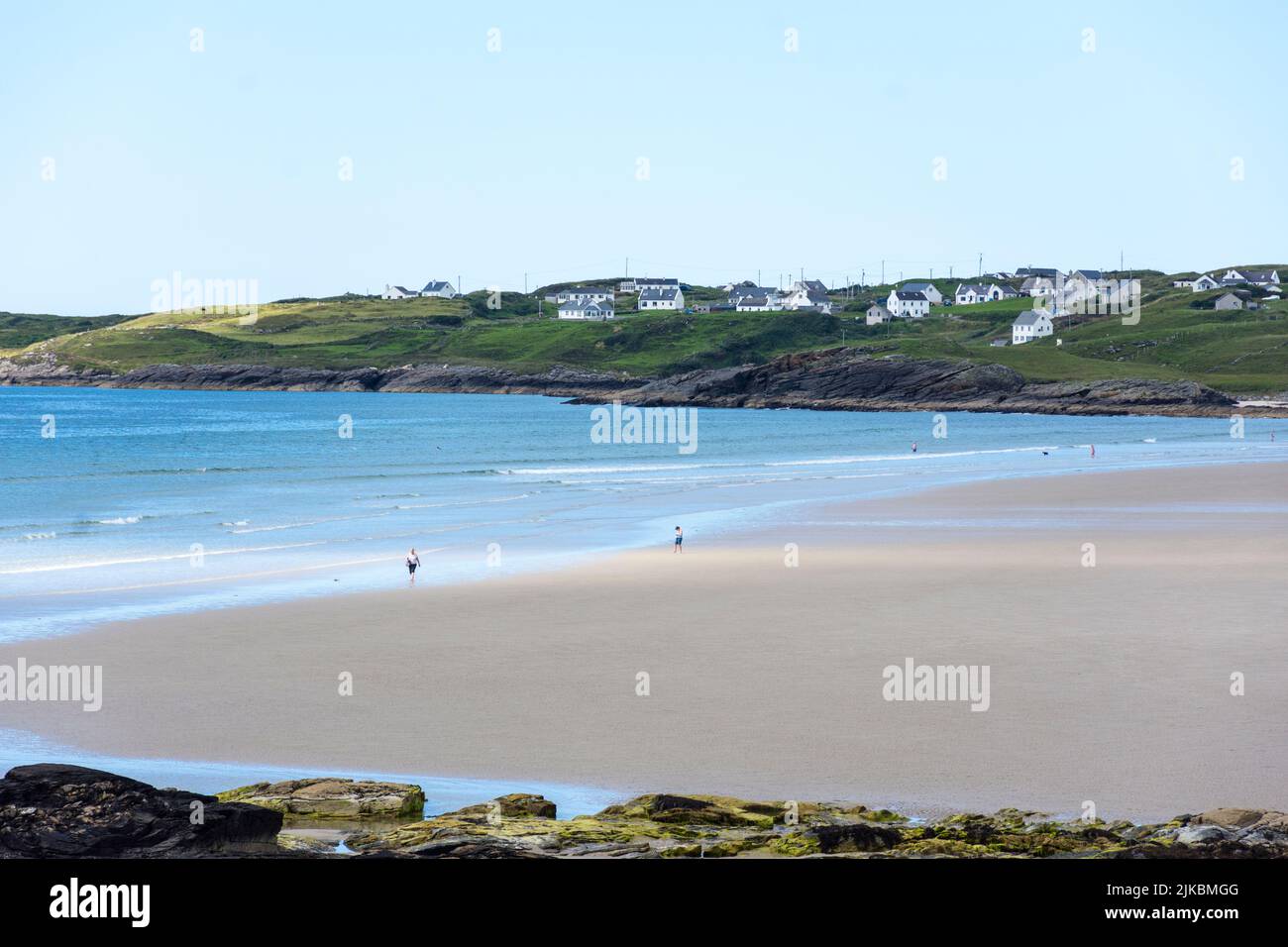 Menschen am Strand von Trawmore in der Nähe von Rosbeg, County Donegal, Irland. Auf dem Wild Atlantic Way Küste des Ozeans Stockfoto