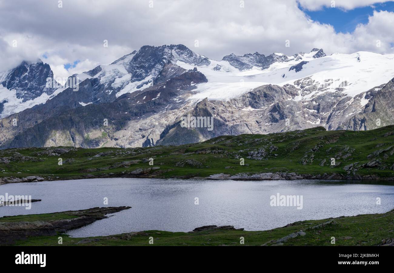 National Parc des Écrins in Frankreich mit La Meije (3984 Meter, links) vom Lac Noir aus gesehen. Stockfoto