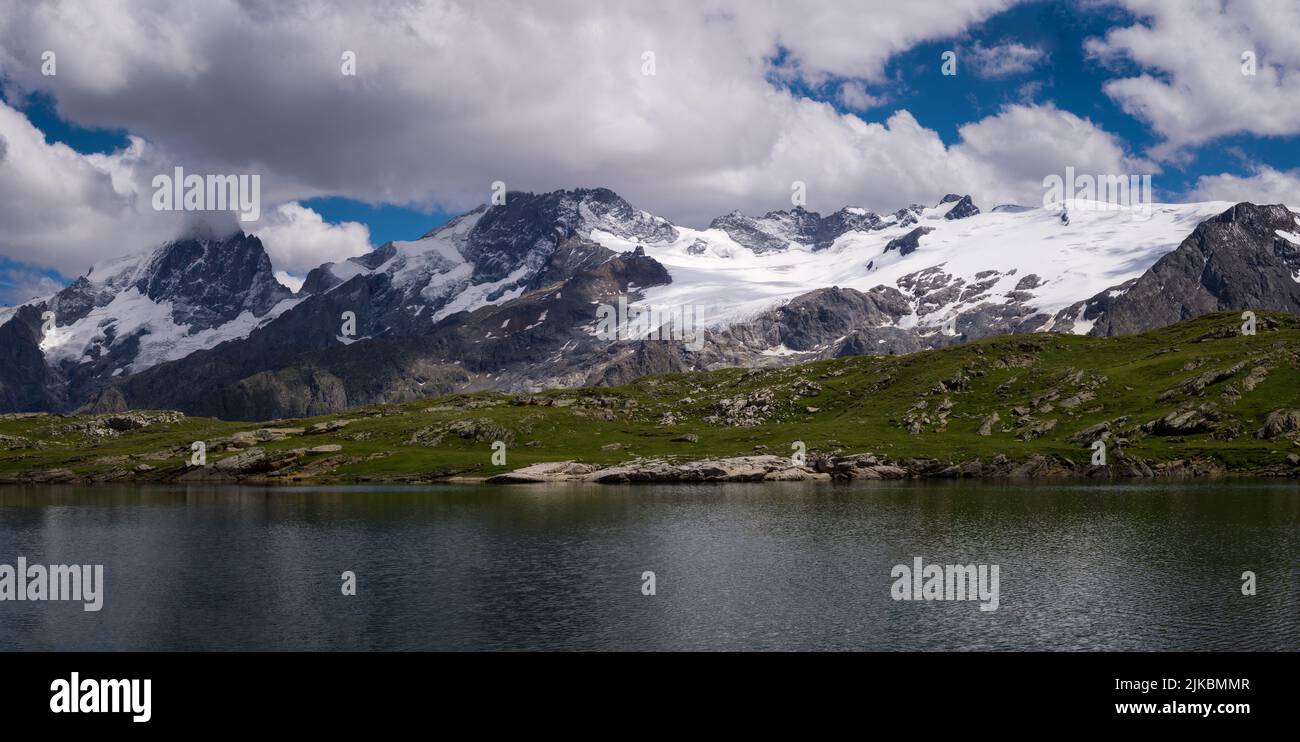 National Parc des Écrins in Frankreich mit La Meije (3984 Meter, links) vom Lac Noir aus gesehen. Stockfoto