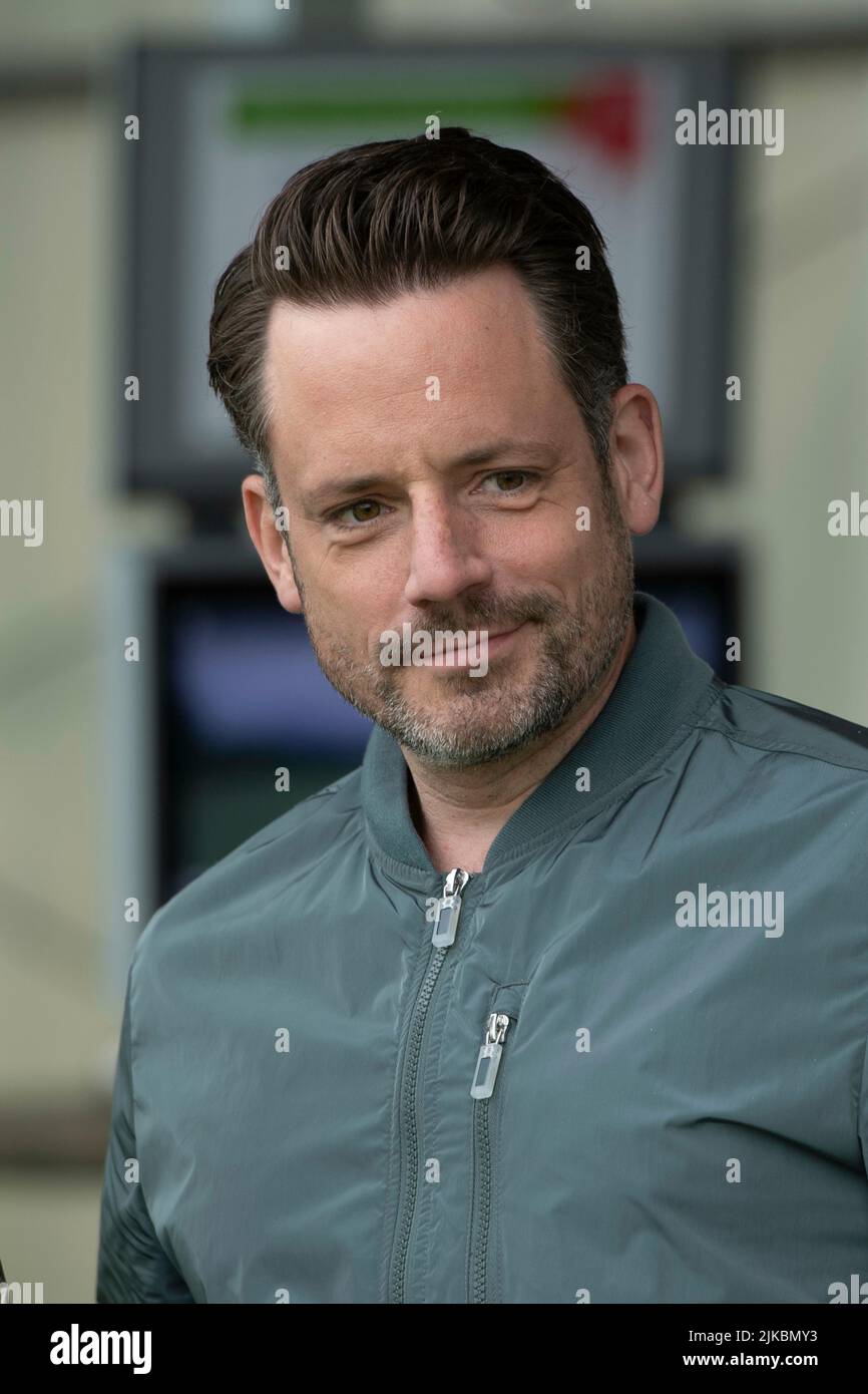 Dortmund, Deutschland. 08.. Juni 2022. Schauspieler Matthias BRUEGGENOLTE spielt die Rolle von Justus Albrecht Porträt, Porträt, beschnittenes Einzelbild, Einzelmotiv, Pressetermin während der Dreharbeiten zum Golfturnier in der RTL-Vorabendserie ALLES WAS ZAEHLT am 08.07.2022 in Köln © Credit: dpa/Alamy Live News Stockfoto