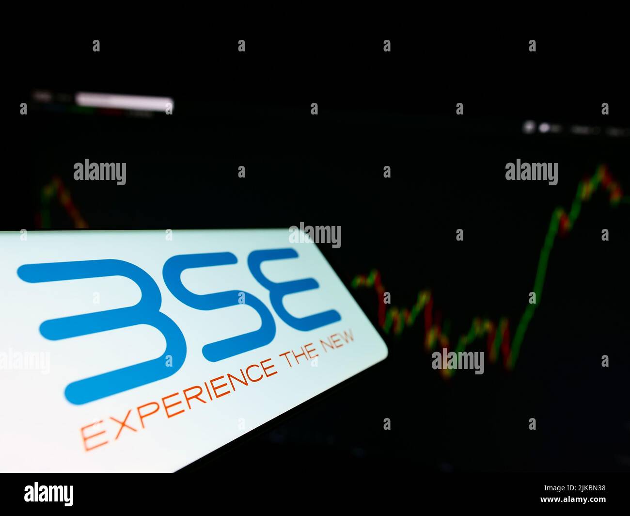Handy mit Logo der Firma BSE Limited (Bombay Stock Exchange) auf dem Bildschirm vor der Business-Website. Konzentrieren Sie sich auf die Mitte links des Telefondisplays. Stockfoto