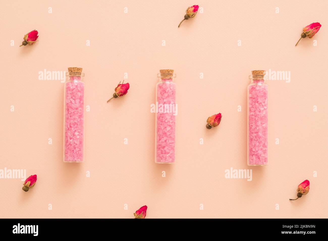 Rose ätherisches Öl diy Bad Salz floralen Hintergrund Stockfoto