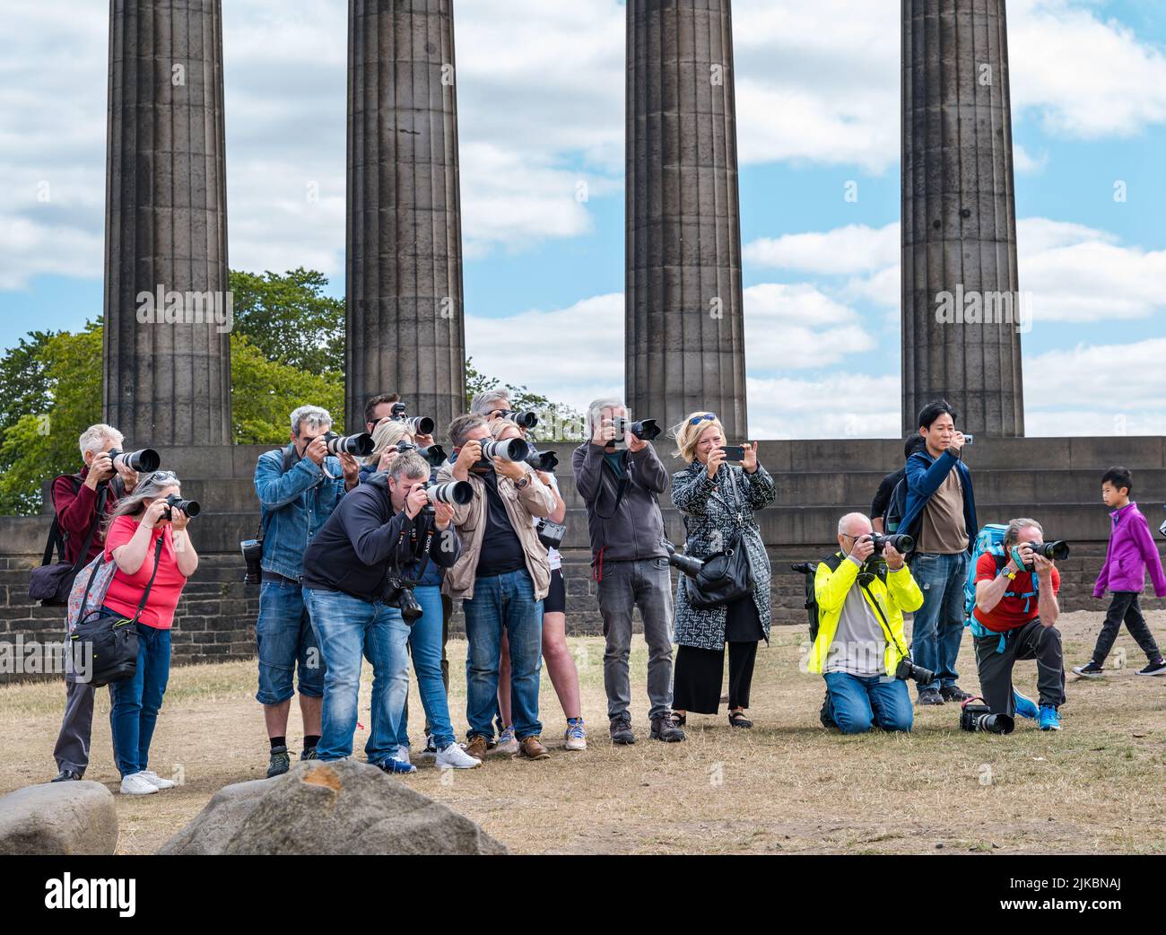 Edinburgh, Schottland, Großbritannien, 1.. August 2022. Edinburgh Festival Fringe: Das Pressemappe der Fotografen fotografiert während einer Fotoschau, begleitet von Publikumsmitgliedern, die Fotos auf dem Calton Hill neben dem National Monument of Scotland machen Stockfoto