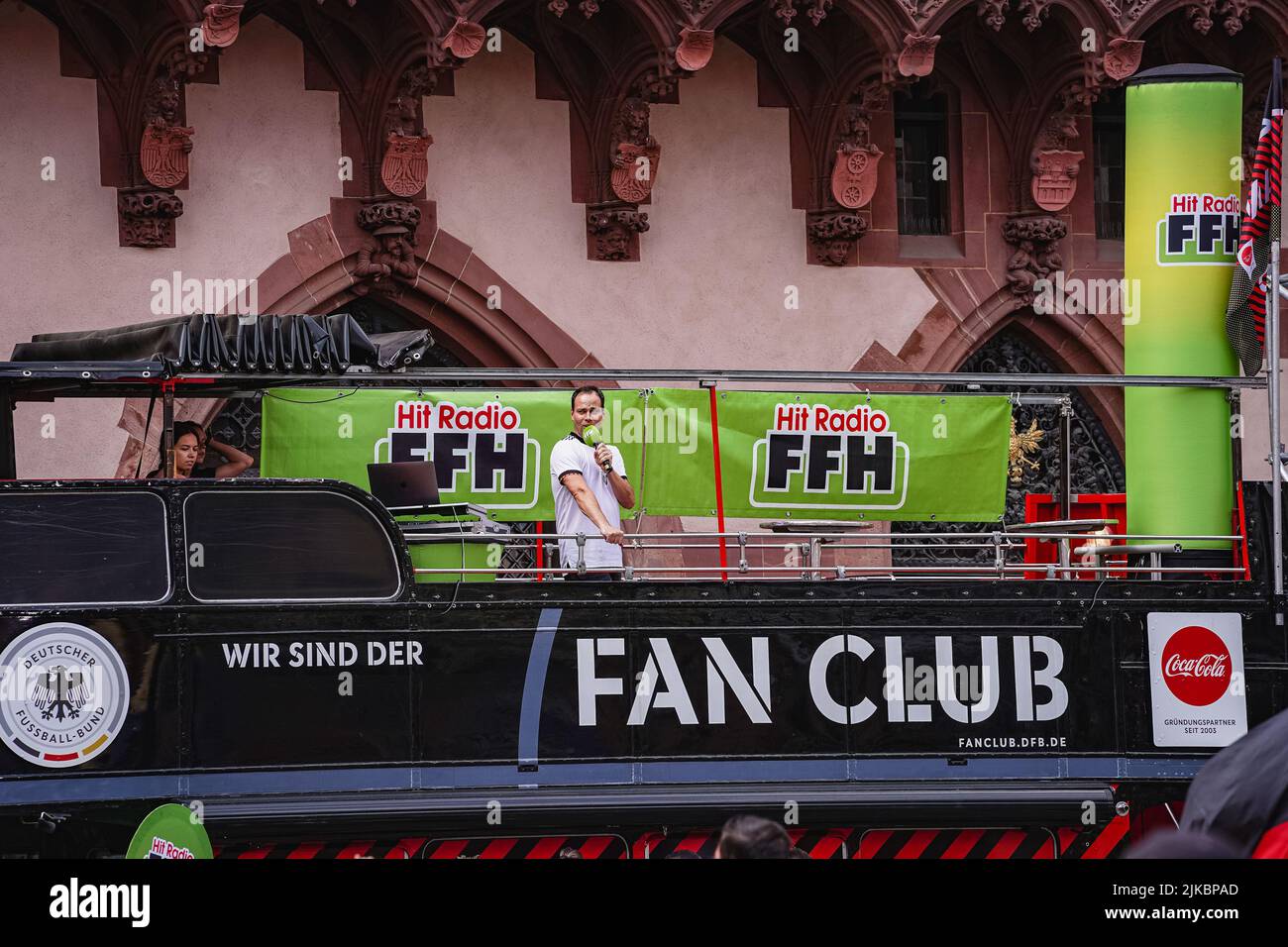 Frankfurt, Deutschland. 01. August 2022. FFH-Radiomoderator Daniel Fischer vor dem Empfang der deutschen Fußball-Frauennationalmannschaft nach dem UEFA Womens Euro in England auf dem Römerberg in Frankfurt am Main. (Foto: Norina Toenges/Sports Press Photo/C - EINE STUNDE DEADLINE - NUR FTP AKTIVIEREN, WENN BILDER WENIGER ALS EINE STUNDE ALT sind - Alamy) Credit: SPP Sport Press Photo. /Alamy Live News Stockfoto