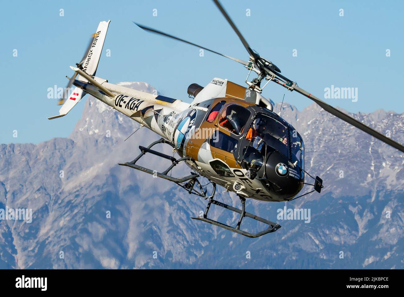 Zell am See, Österreich - 14. Oktober 2017: Kommerzieller Hubschrauber auf Flughafen und Flugplatz. Rotorcraft. Allgemeine Luftfahrtindustrie. Transport von öffentlichen Versorgungsunternehmen Stockfoto