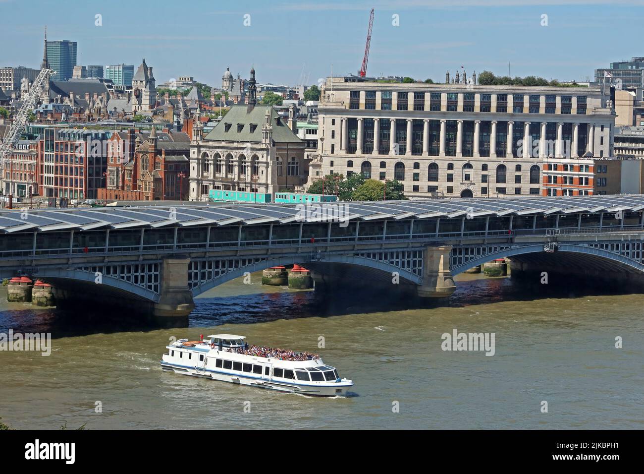 Touristenboot auf der Themse, vorbei am Hauptbahnhof Blackfriars, Blackfriars Road, London, England, Großbritannien, EC4R 2BB Stockfoto