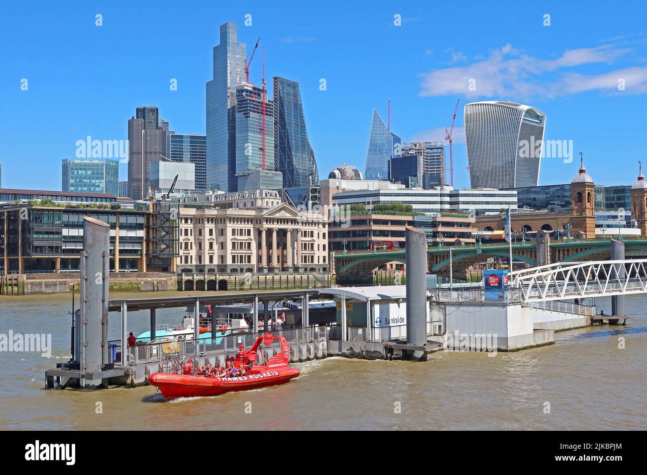 Bankside südlich des Flusses, mit Blick auf die City of London, mit rotem Thames Rocket RIB-Boot, im Vordergrund, London, England, Vereinigtes Königreich, SE1 9DT Stockfoto