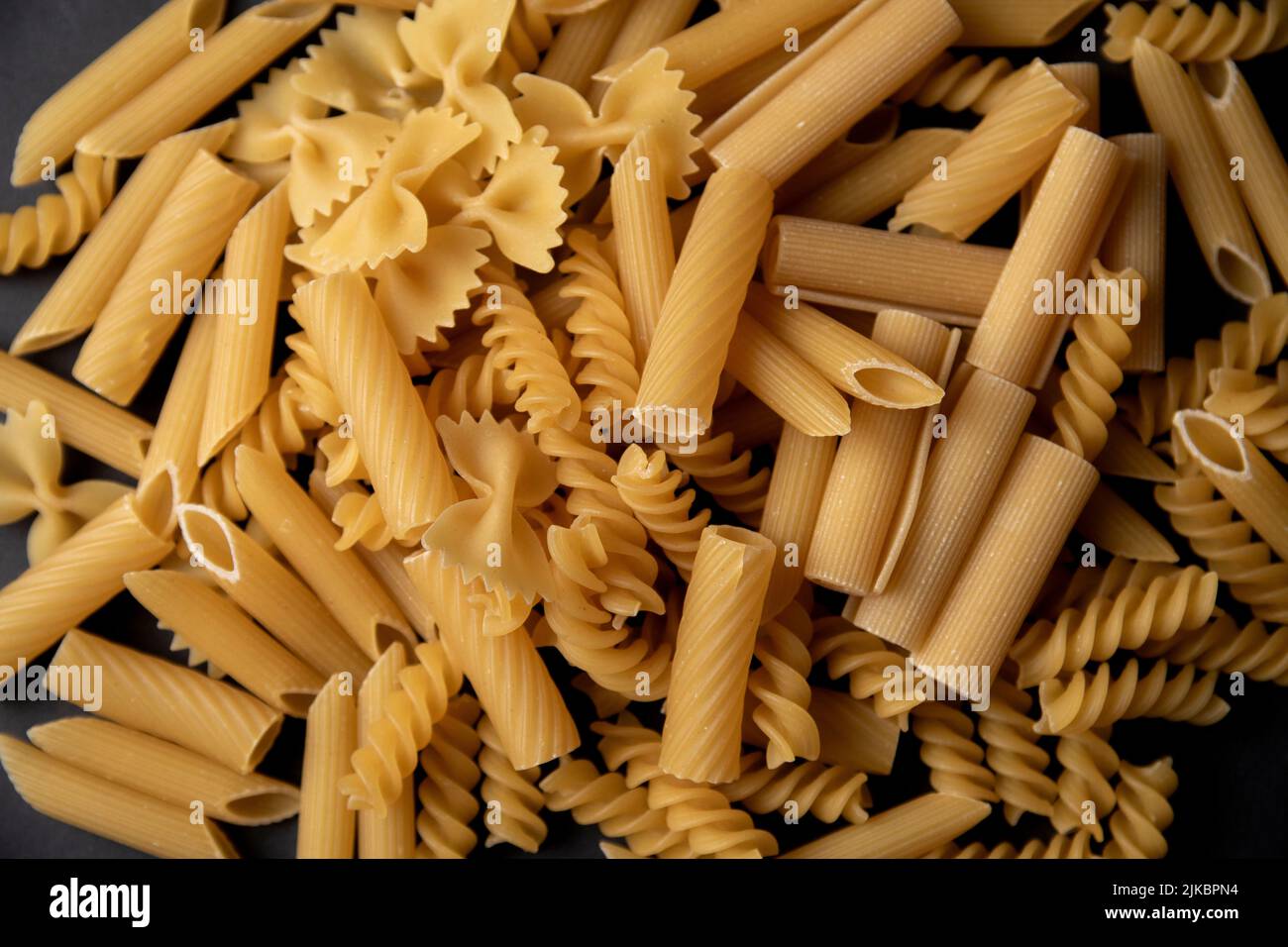 Viele verschiedene Arten von Pasta gemischt in einem Bild ohne Hintergrund Stockfoto