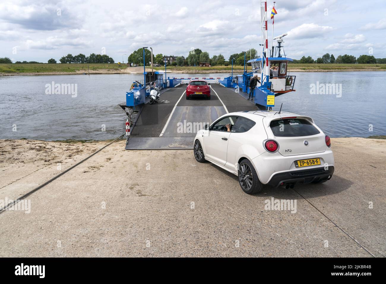 2022-08-01 14:37:49 WIJHE - der Wijhese Veer über der IJssel, zwischen Wijhe in Overijssel und Heerde in Gelderland, die aufgrund der extrem niedrigen Wasserstände, nicht mehr nimmt Lastwagen und landwirtschaftliche Fahrzeuge, weil sie die Fähre überladen. ANP JEROEN JUMELET niederlande Out - belgien Out Stockfoto