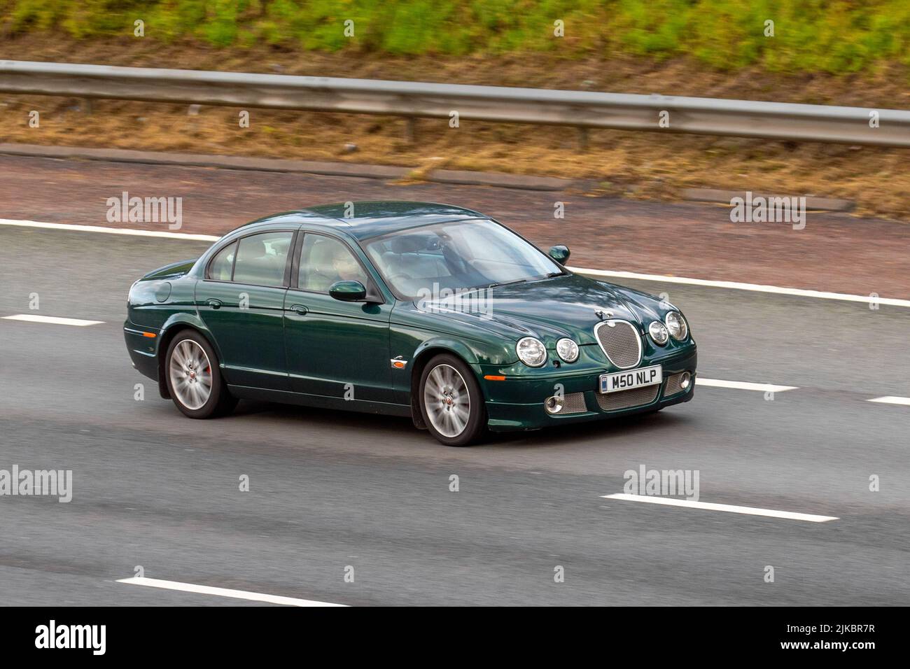 2006 Green British Jaguar S-Type V6 Sport 2720cc Diesel 6-Gang-Automatik; in Bewegung, gefahren, in Bewegung, auf der Autobahn M6, Großbritannien Stockfoto