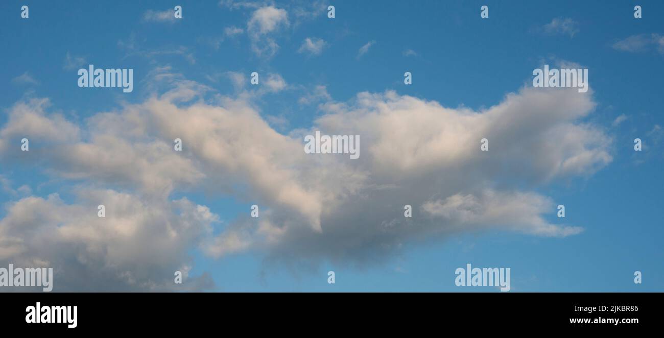 Schöne Wolkenbildung in hellblauem Himmel Panorama Stockfoto