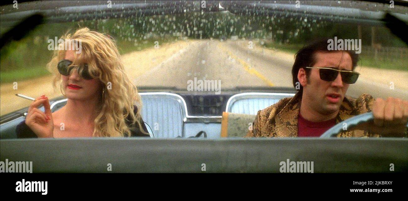 Laura dern & Nicolas Cage Film: Wild at Heart (USA 1990) Charaktere: Lula Fortune, Sailor Ripley / 1965 Ford Thunderbird / Literaturverfilmung (nach dem Buch von Barry Gifford) Regie: David Lynch 19 May 1990 **WARNUNG** Dieses Foto ist nur für den redaktionellen Gebrauch bestimmt und unterliegt dem Copyright von POLYGRAM FILMUNTERHALTUNG und/oder dem Fotografen, der von der Film- oder Produktionsfirma beauftragt wurde und kann nur durch Publikationen im Zusammenhang mit der Bewerbung des oben genannten Films reproduziert werden. Eine obligatorische Gutschrift für DIE VON POLYGRAM GEFILMTE UNTERHALTUNG ist erforderlich. Der Fotograf sollte auch bei k Stockfoto