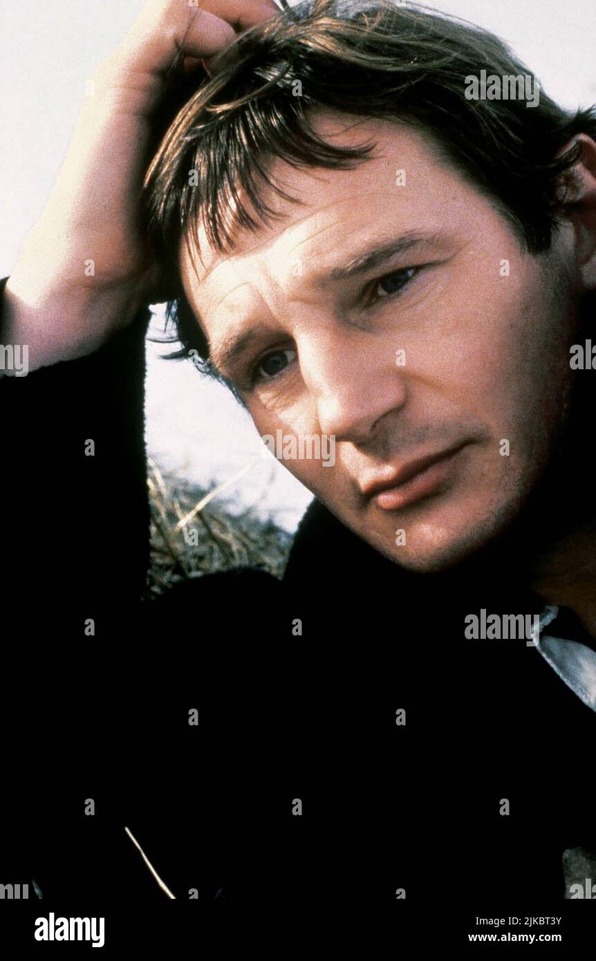 Liam Neeson Film: Ethan Frome (1993) Charaktere: Ethan Frome Regie: John Madden 12. März 1993 **WARNUNG** Dieses Foto ist nur für redaktionelle Verwendung bestimmt und unterliegt dem Copyright der BBC und/oder des Fotografen, der von der Film- oder Produktionsfirma beauftragt wurde, und kann nur von Publikationen im Zusammenhang mit der Bewerbung des oben genannten Films reproduziert werden. Eine obligatorische Gutschrift an BBC ist erforderlich. Der Fotograf sollte auch bei Bekanntwerden des Fotos gutgeschrieben werden. Ohne schriftliche Genehmigung der Film Company kann keine kommerzielle Nutzung gewährt werden. Stockfoto