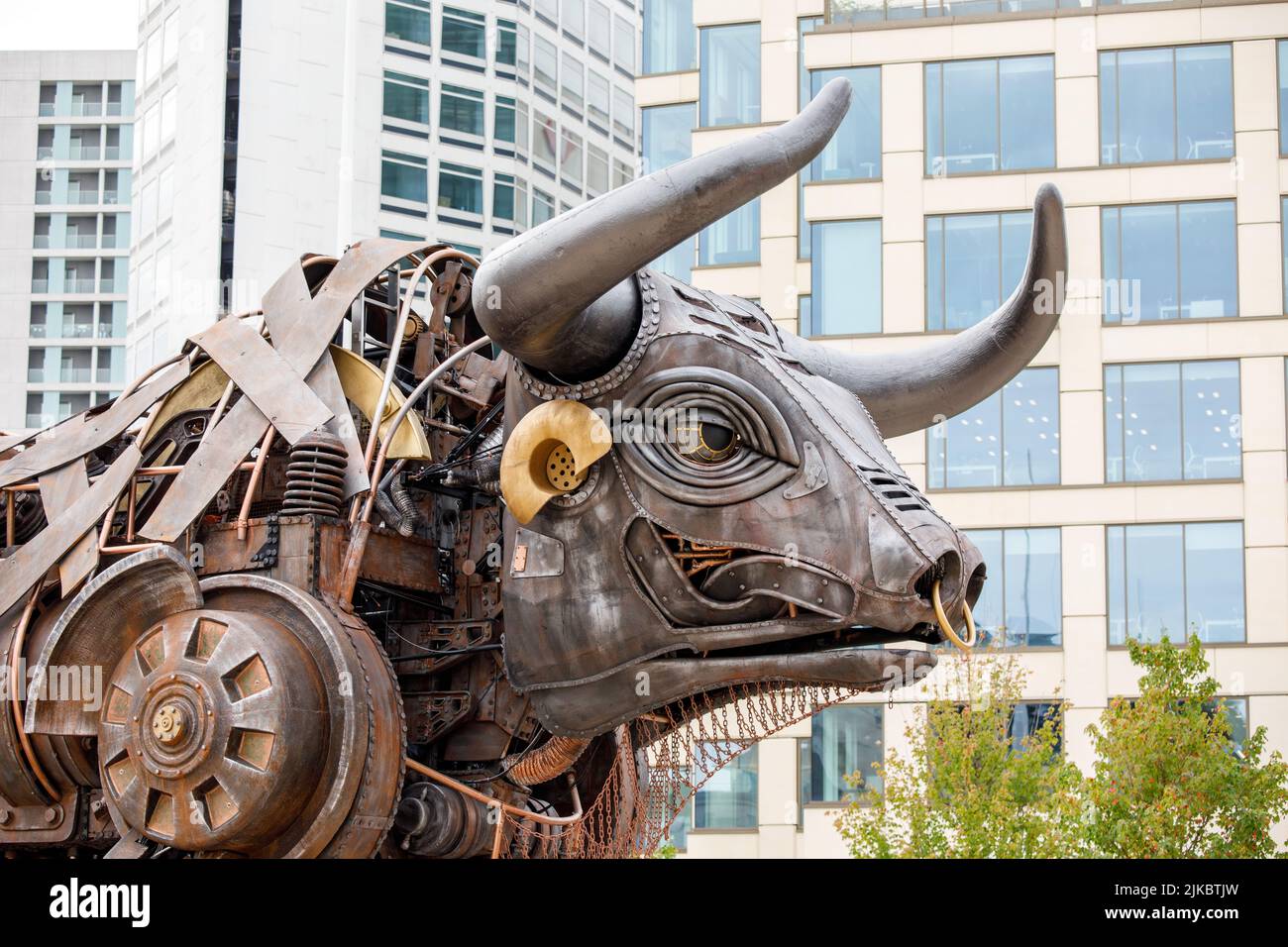 Der „Raging Bull“ in Birmingham, der bei der Eröffnungszeremonie der Commonwealth Games 2022 in Birmingham zu sehen war. Der Stier wurde in das Zentrum von Birmingham verlegt, so dass die Öffentlichkeit ihn nun während der Commonwealth Games auf dem Centenary Square sehen kann. Die Menschen in Birmingham versuchen, es dauerhaft zu behalten und planen, es nach dem Ende der Spiele neu zu benennen. Stockfoto