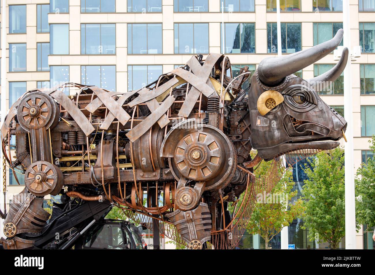 Der „Raging Bull“ in Birmingham, der bei der Eröffnungszeremonie der Commonwealth Games 2022 in Birmingham zu sehen war. Der Stier wurde in das Zentrum von Birmingham verlegt, so dass die Öffentlichkeit ihn nun während der Commonwealth Games auf dem Centenary Square sehen kann. Die Menschen in Birmingham versuchen, es dauerhaft zu behalten und planen, es nach dem Ende der Spiele neu zu benennen. Stockfoto