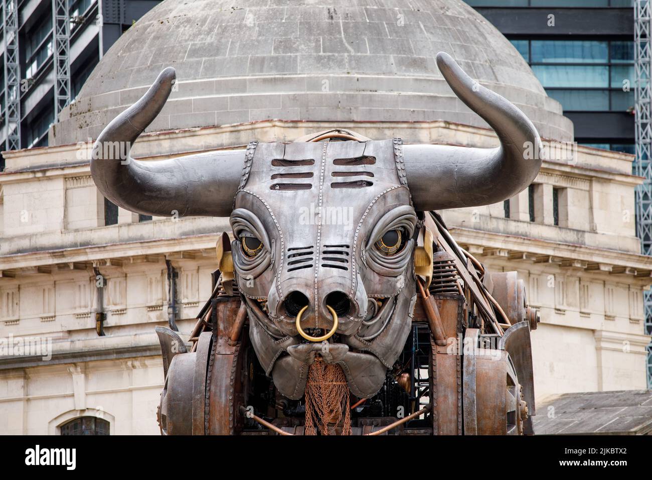 Der „Raging Bull“ in Birmingham, der bei der Eröffnungszeremonie der Commonwealth Games 2022 in Birmingham zu sehen war. Der Stier wurde in das Zentrum von Birmingham verlegt, so dass die Öffentlichkeit ihn nun während der Commonwealth Games auf dem Centenary Square sehen kann. Die Menschen in Birmingham versuchen, es dauerhaft zu behalten und planen, es nach dem Ende der Spiele neu zu benennen. Stockfoto