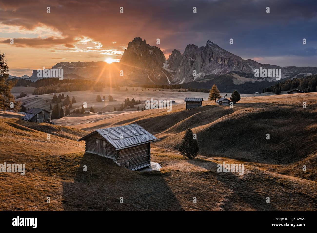 Seiser Alm, Italien - schöner Herbstaufgang mit Holzhütten auf der Seiser Alm, einem Dolomitenplateau in der Südtiroler Provinz im Dolomitenberg Stockfoto