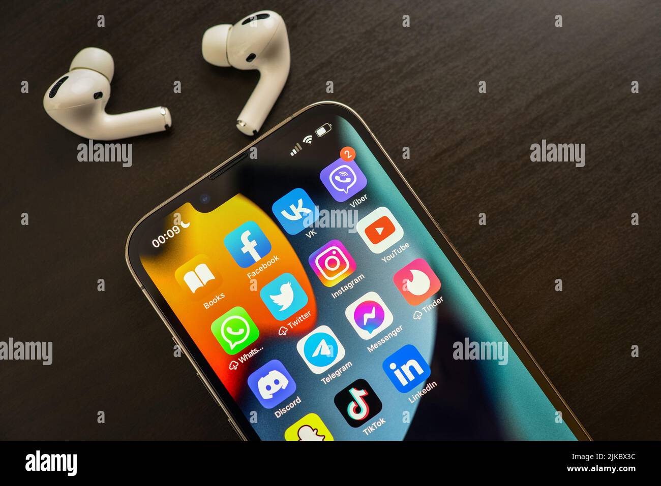 KIEW, UKRAINE - 10. FEBRUAR 2022: Social-Media-Symbole auf dem Bildschirm des iPhone 13 Pro mit AirPods Pro Kopfhörern. Social Media sind das beliebteste Tool für Stockfoto