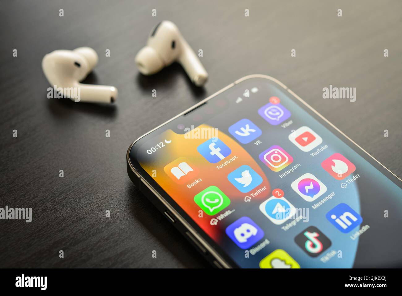 KIEW, UKRAINE - 10. FEBRUAR 2022: Social-Media-Symbole auf dem Bildschirm des iPhone 13 Pro mit AirPods Pro Kopfhörern. Social Media sind das beliebteste Tool für Stockfoto