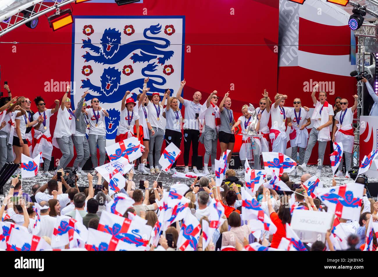 London, Großbritannien. 1. August 2022. Mitglieder der Women’s England Football-Mannschaft und Managerin Sarina Wiegman feiern mit 7.000 Fans auf dem Trafalgar Square, nachdem sie am Vortag im Wembley Stadium das EM-Finale (Euro 2022) gegen Deutschland gewonnen haben. Kredit: Stephen Chung / Alamy Live Nachrichten Stockfoto