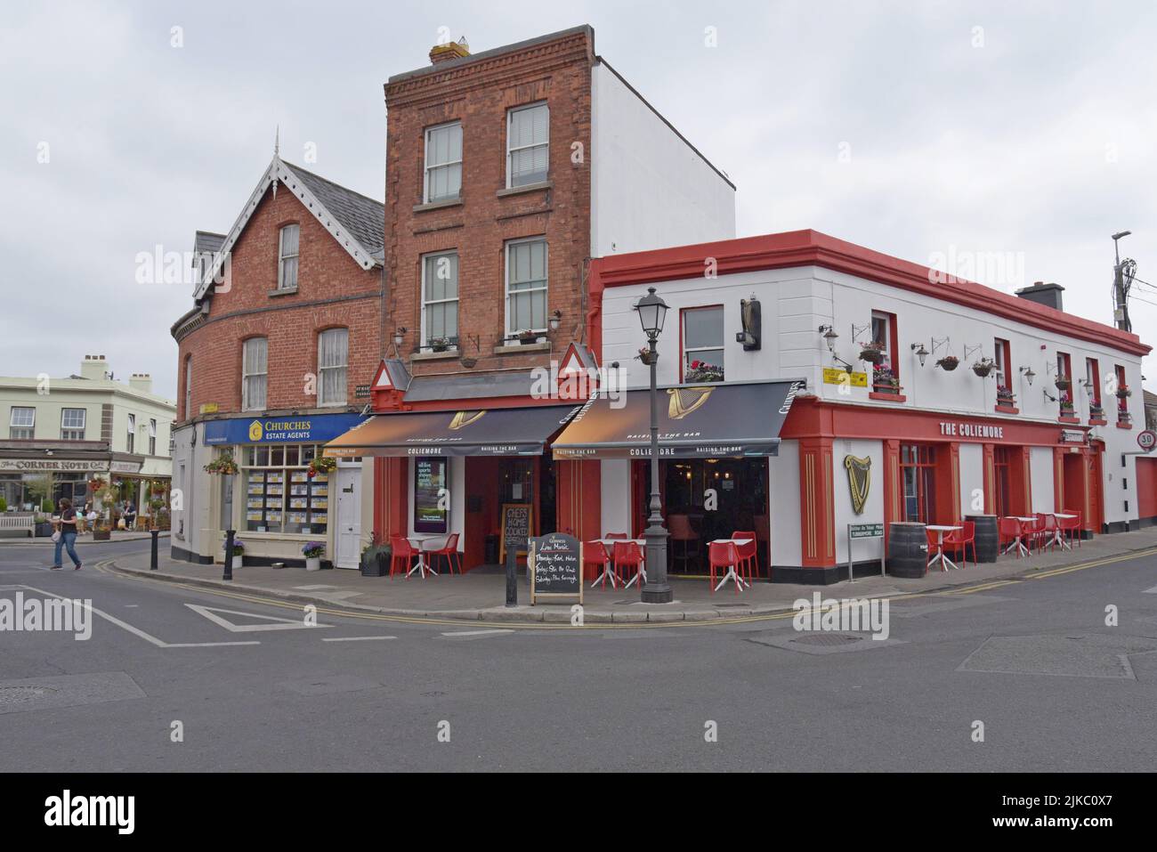 In der Castle Street, der Hauptstraße von Dalkey, Leinster, Irland, können Sie Menschen stöbern, einkaufen und essen. Juli 2022 Stockfoto