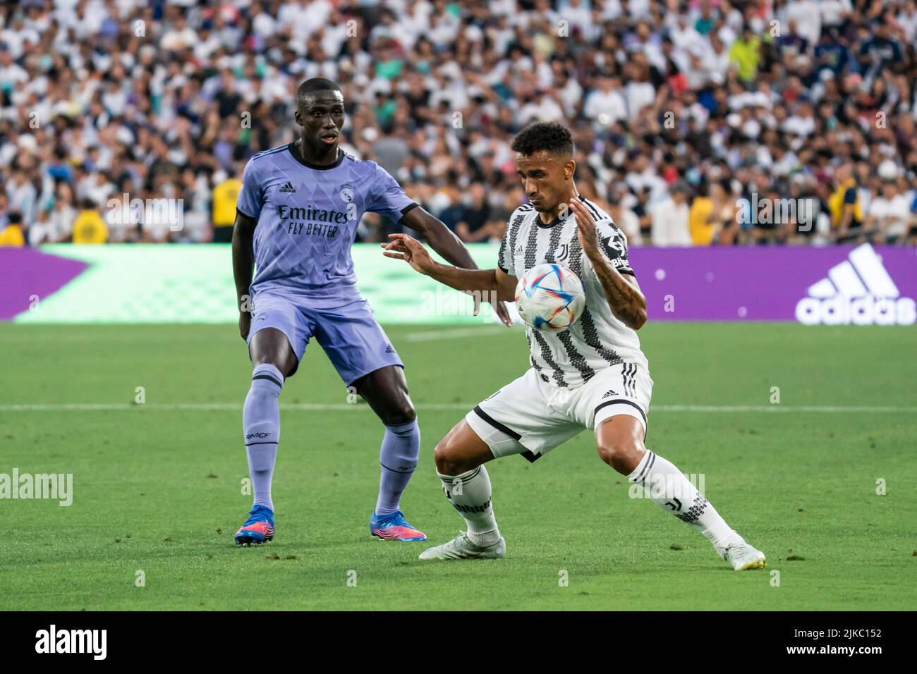 Juventus-Verteidiger Danilo (2) kontrolliert einen Pass während eines Spiels der Fußball-Champions-Tour Real Madrid-Verteidiger Ferland Mendy (23), Samstag, 30. Juli 2022, AT Stockfoto