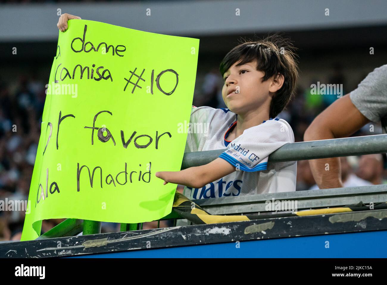 Ein Fan von Real Madrid während eines Spiels der Fußball-Champions-Tour gegen den Juventus am Samstag, den 30. Juli 2022, im Rose Bowl in Pasadena, CA. Echte Madri Stockfoto