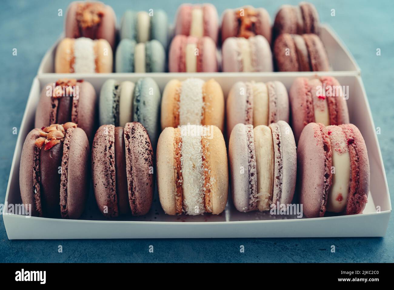 Farbenfrohe französische Macarons im Hintergrund, Nahaufnahme. Leckere süße Farbe Makronen. Bäckerkonzept.Selektiver Fokus. Stockfoto