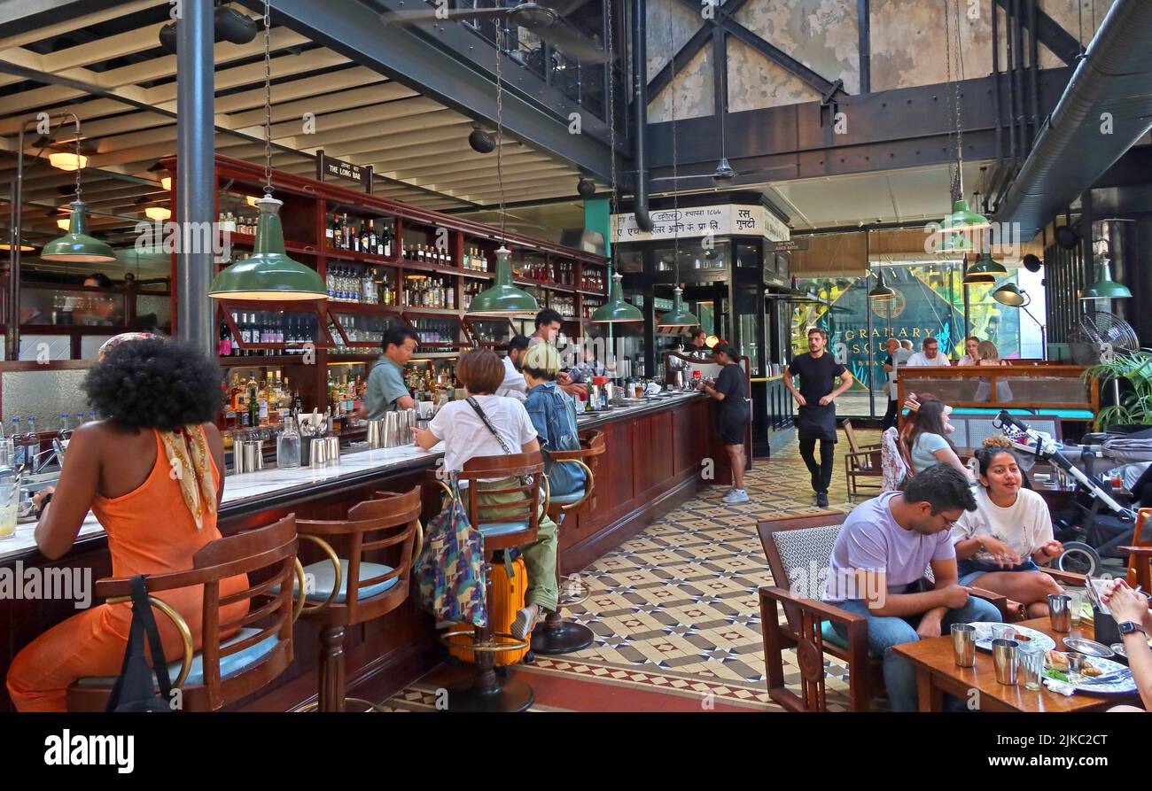 Interieur des Dishoom Indian Restaurant - Essbereich, Kings Cross, Coal Drops Yard, London, England, UK Stockfoto