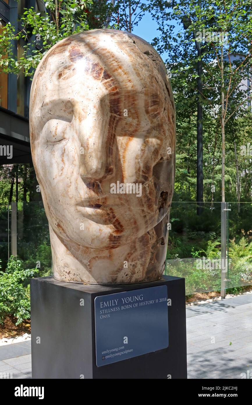 Skulptur von Emily Yound - Stille, geboren aus der Geschichte II - 2018 Onyx, vor dem Co-op, Neo Bankside, Southwark Street, Southwark, London, UK Stockfoto