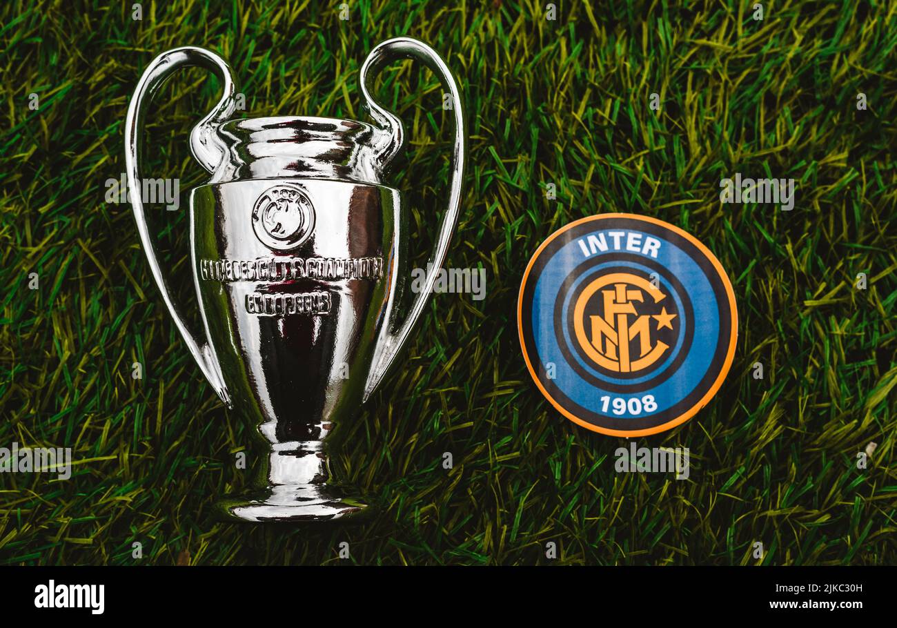 21. April 2021, Moskau, Russland. Das Emblem des Fußballvereins Inter Mailand und des UEFA Champions League-Pokals auf dem grünen Rasen des Stadions. Stockfoto
