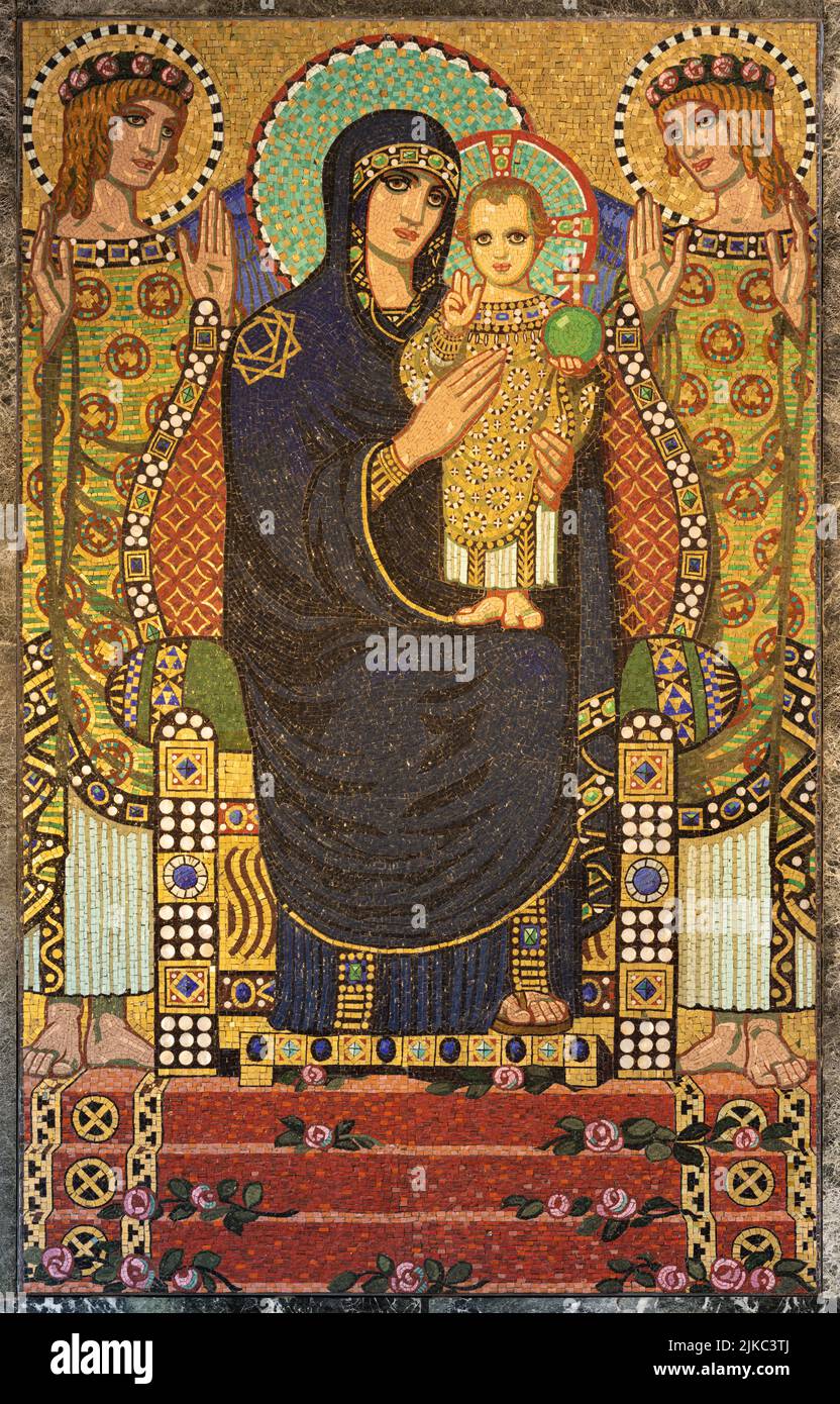 ZÜRICH, SCHWEIZ - 1. JULI 2022: Das Mosaik der Madonna in der Pfarrkirche Liebfrauen von Fritz Kunz (1906). Stockfoto