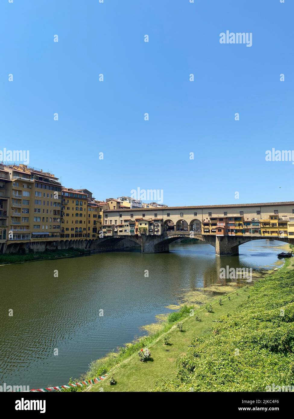Die berühmte Ponte Vecchio, mittelalterliche Bogenbrücke über den Arno, in Florenz, Italien Stockfoto