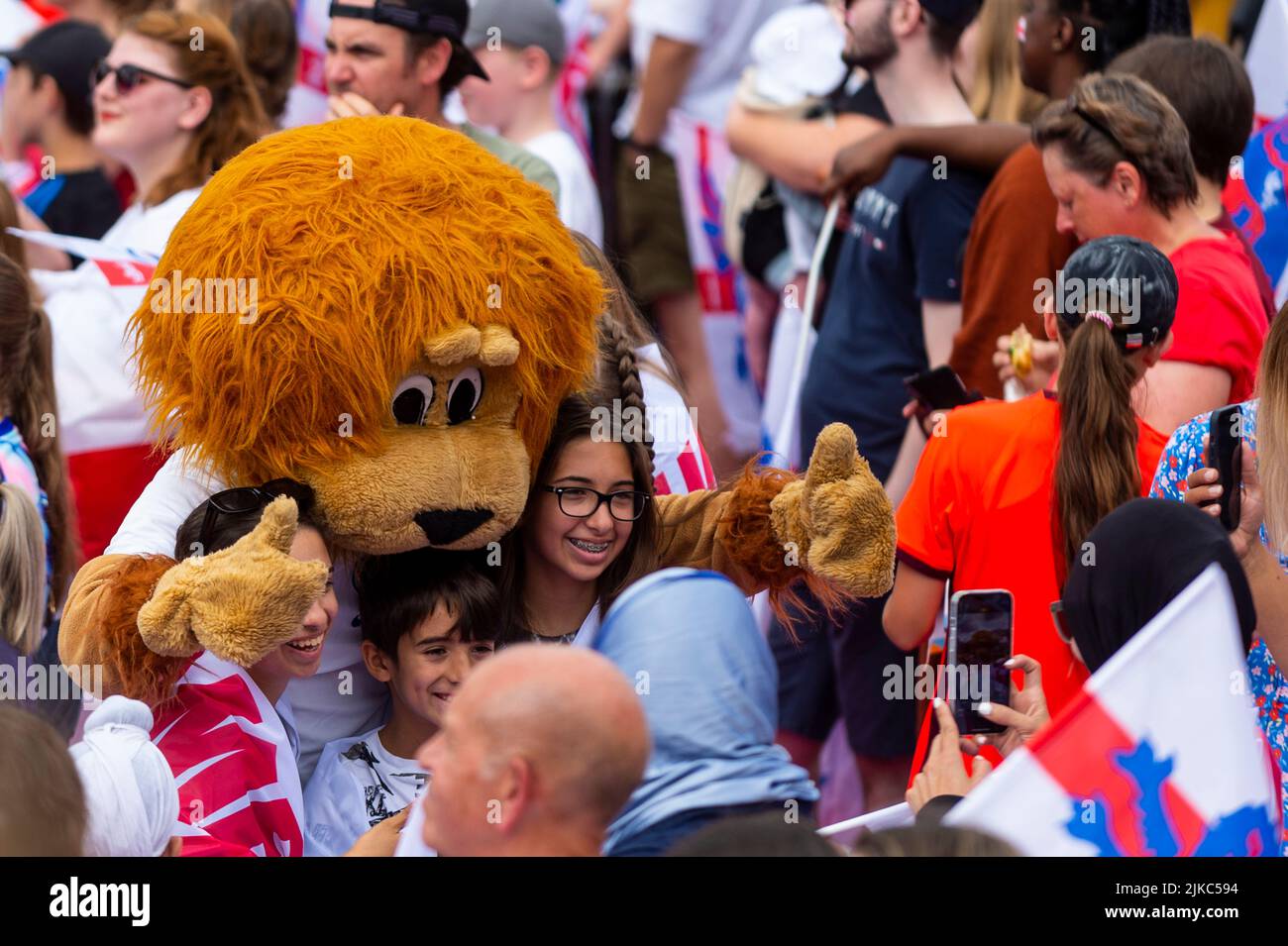 London, Großbritannien. 1. August 2022. Einer der 7.000 als Löwe gekleideten Fans wartet darauf, dass Mitglieder der englischen Frauenfußballmannschaft und Managerin Sarina Wiegman am Trafalgar Square ankommen, nachdem das Team am Vortag das EM-Finale (Euro 2022) gegen Deutschland im Wembley-Stadion gewonnen hatte. Kredit: Stephen Chung / Alamy Live Nachrichten Stockfoto