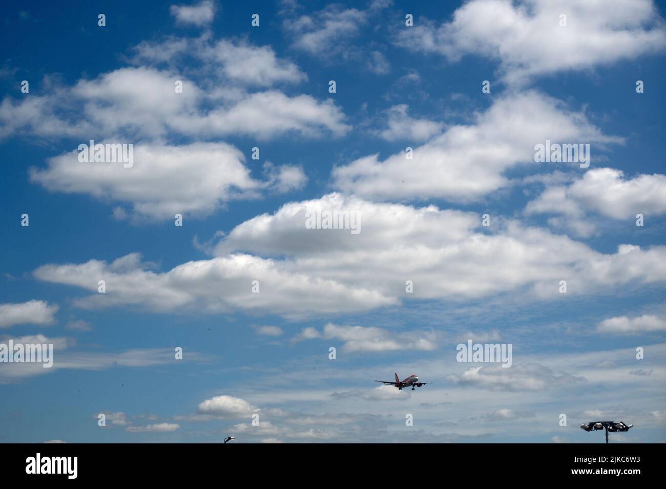Flughafen Gatwick Juli 2022. EasyJet-Flugzeug landet kurz vor der Landung. Stockfoto