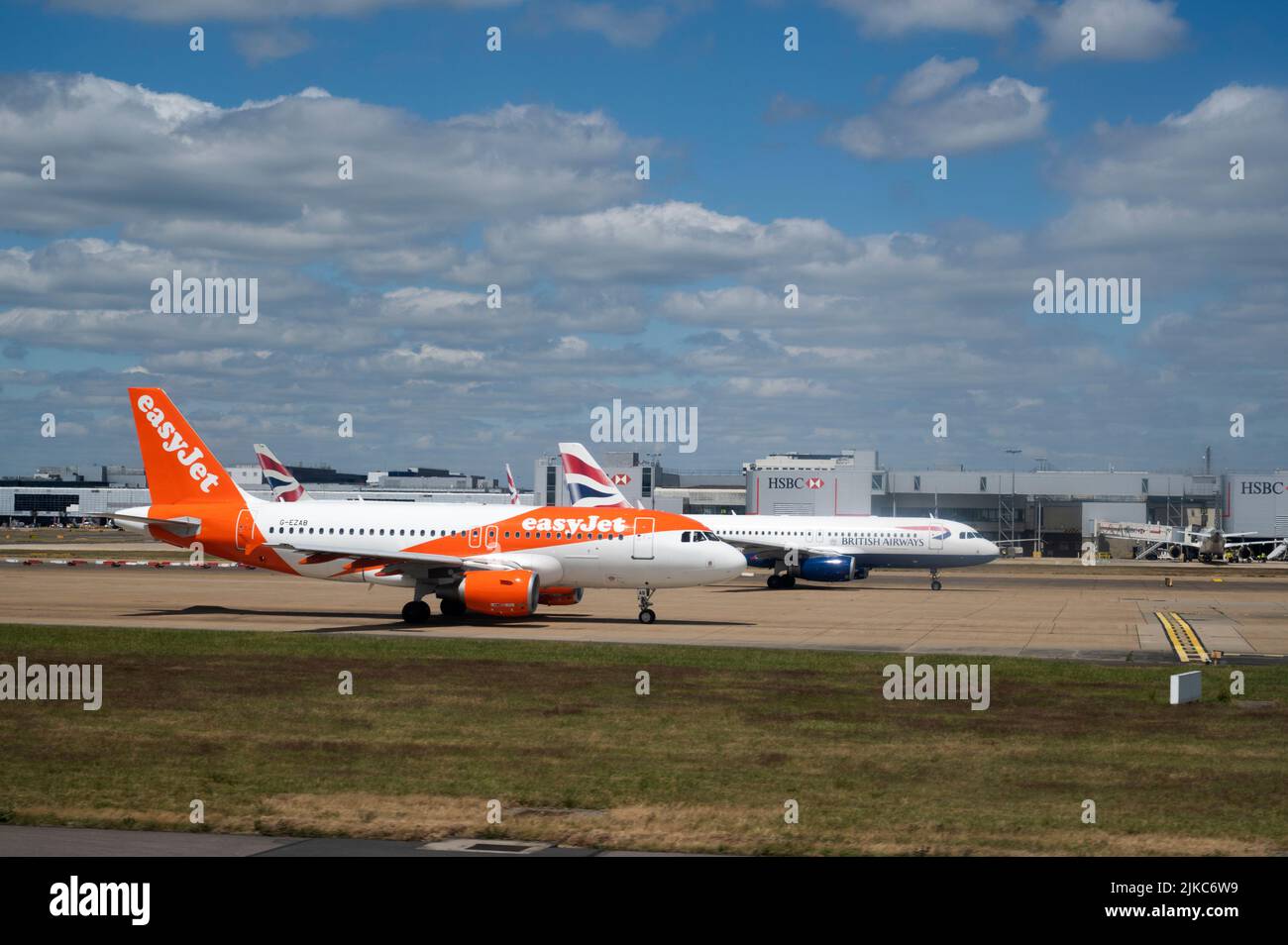 Flughafen Gatwick Juli 2022. EasyJet-Flugzeug steht kurz vor dem Start Stockfoto