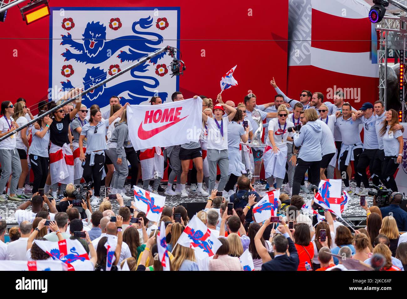 London, Großbritannien. 1. August 2022. Mitglieder der Women’s England Football-Mannschaft und Managerin Sarina Wiegman feiern mit 7.000 Fans auf dem Trafalgar Square, nachdem sie am Vortag im Wembley Stadium das EM-Finale (Euro 2022) gegen Deutschland gewonnen haben. Kredit: Stephen Chung / Alamy Live Nachrichten Stockfoto