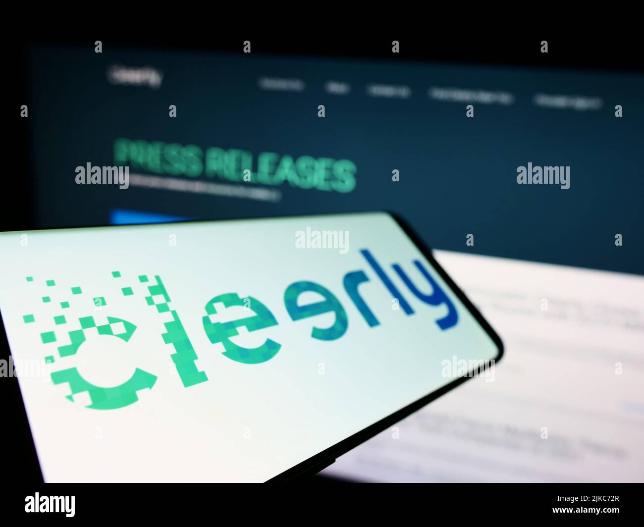 Mobiltelefon mit Logo des amerikanischen Gesundheitsunternehmens Cleerly Inc. Auf dem Bildschirm vor der Business-Website. Konzentrieren Sie sich auf die linke Seite des Telefondisplays. Stockfoto