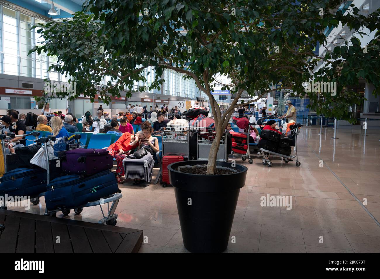 Flughafen Marseille, Frankreich. Passagiere warten auf ihre Flüge. Klemme 1. Stockfoto