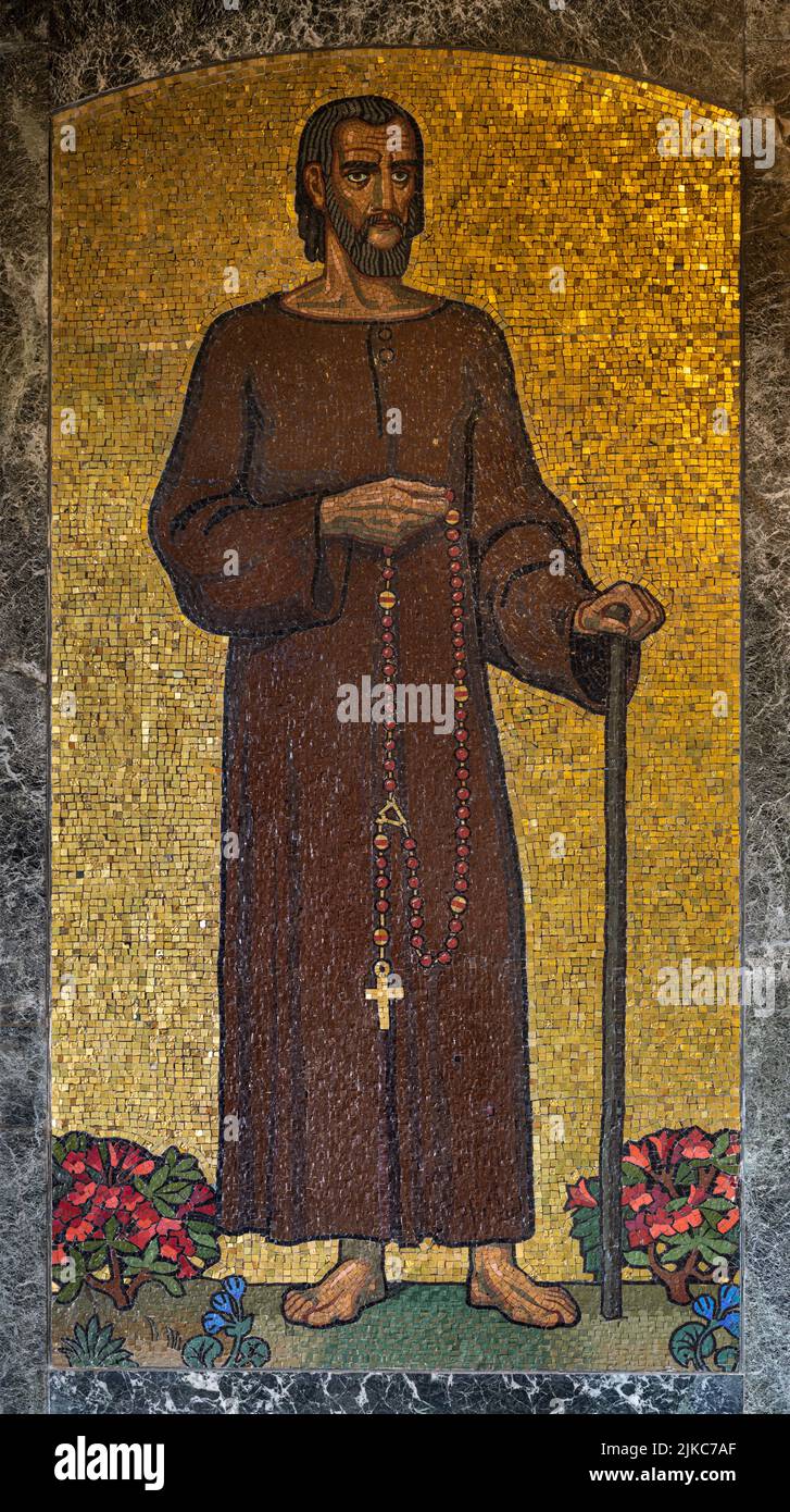 ZÜRICH, SCHWEIZ - 1. JULI 2022: Das Mosaik von St. Niklaus von Flue in der Pfarrkirche Liebfrauen von Fritz Kunz (1906). Stockfoto