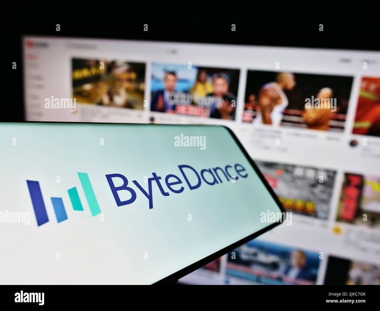 Smartphone mit Logo des chinesischen Technologieunternehmens Bytedance Ltd. Auf dem Bildschirm vor der Business-Website. Konzentrieren Sie sich auf die Mitte links des Telefondisplays. Stockfoto
