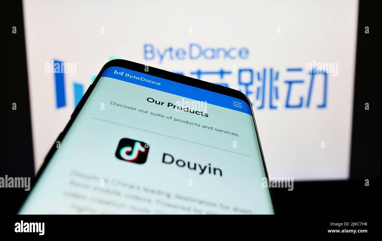 Mobiltelefon mit Webseite des chinesischen Technologieunternehmens Bytedance Ltd. Auf dem Bildschirm vor dem Unternehmenslogo. Konzentrieren Sie sich auf die obere linke Seite des Telefondisplays. Stockfoto