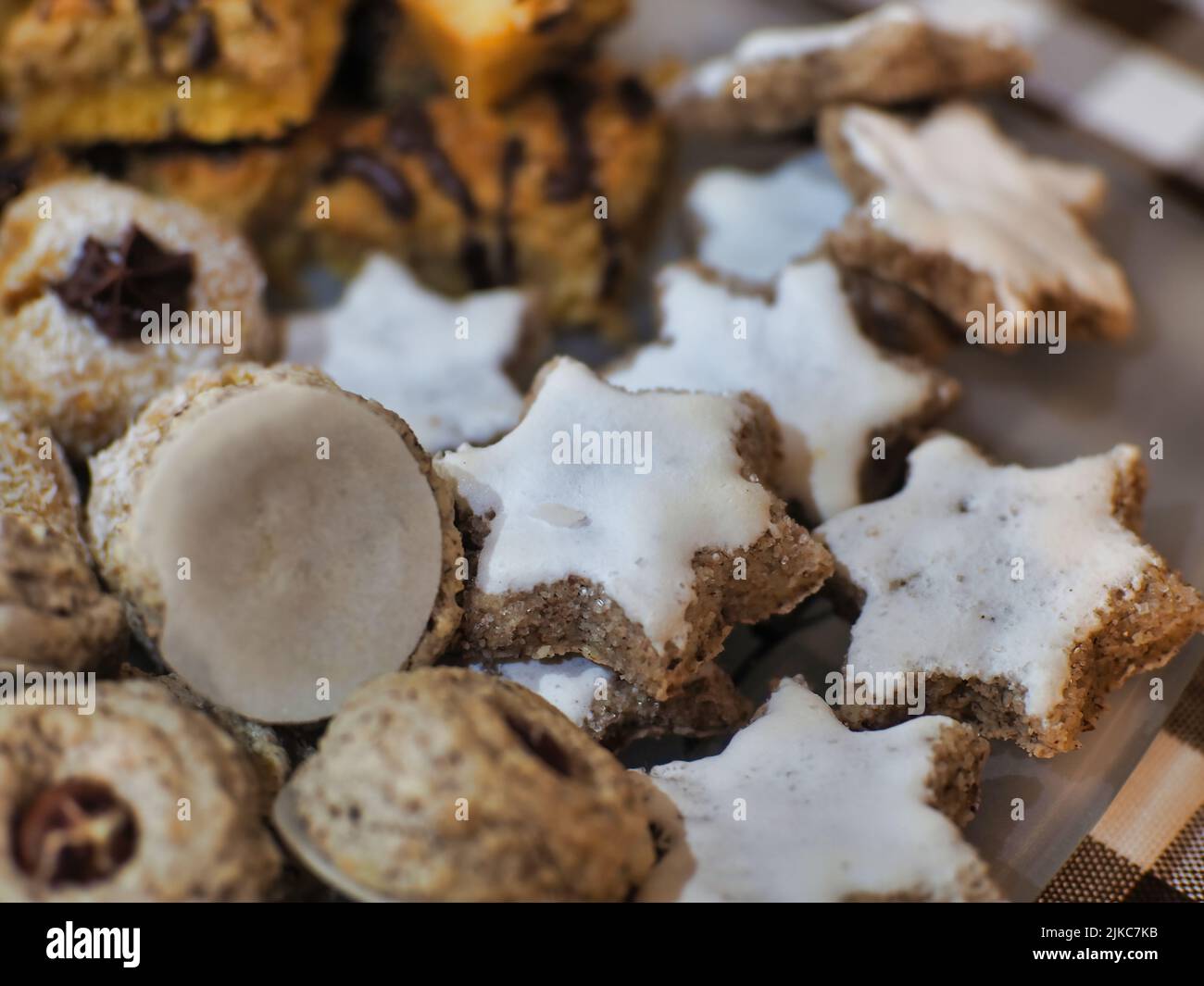 Eine selektive Fokusaufnahme von Schweizer Weihnachtsplätzchen Stockfoto