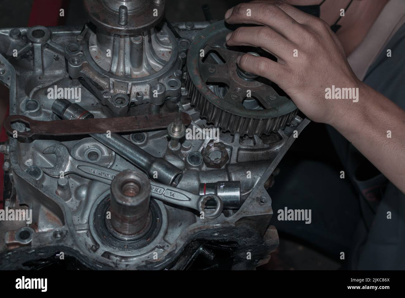 Eine Nahaufnahme der Auto-Mechaniker Hände Reparatur Auto Fehlersuche mit Werkzeugen Stockfoto