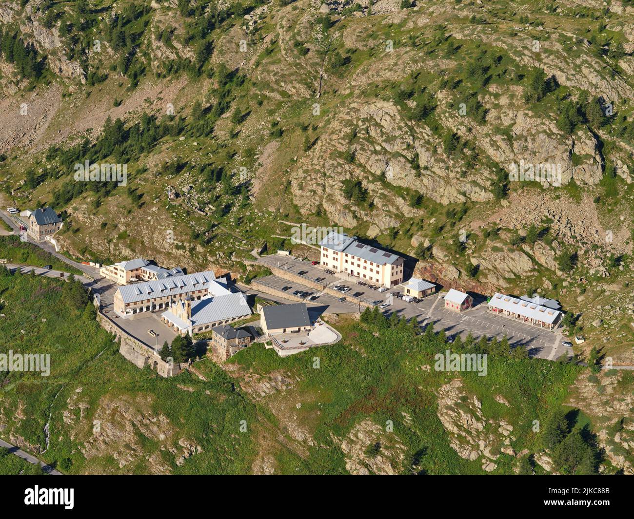 LUFTAUFNAHME. Sanctuary befindet sich in einer abgelegenen Lage auf 2035 Meter Meereshöhe. Sanctuary Sant'Anna, Vinadio, Provinz Cuneo, Piemont, Italien. Stockfoto