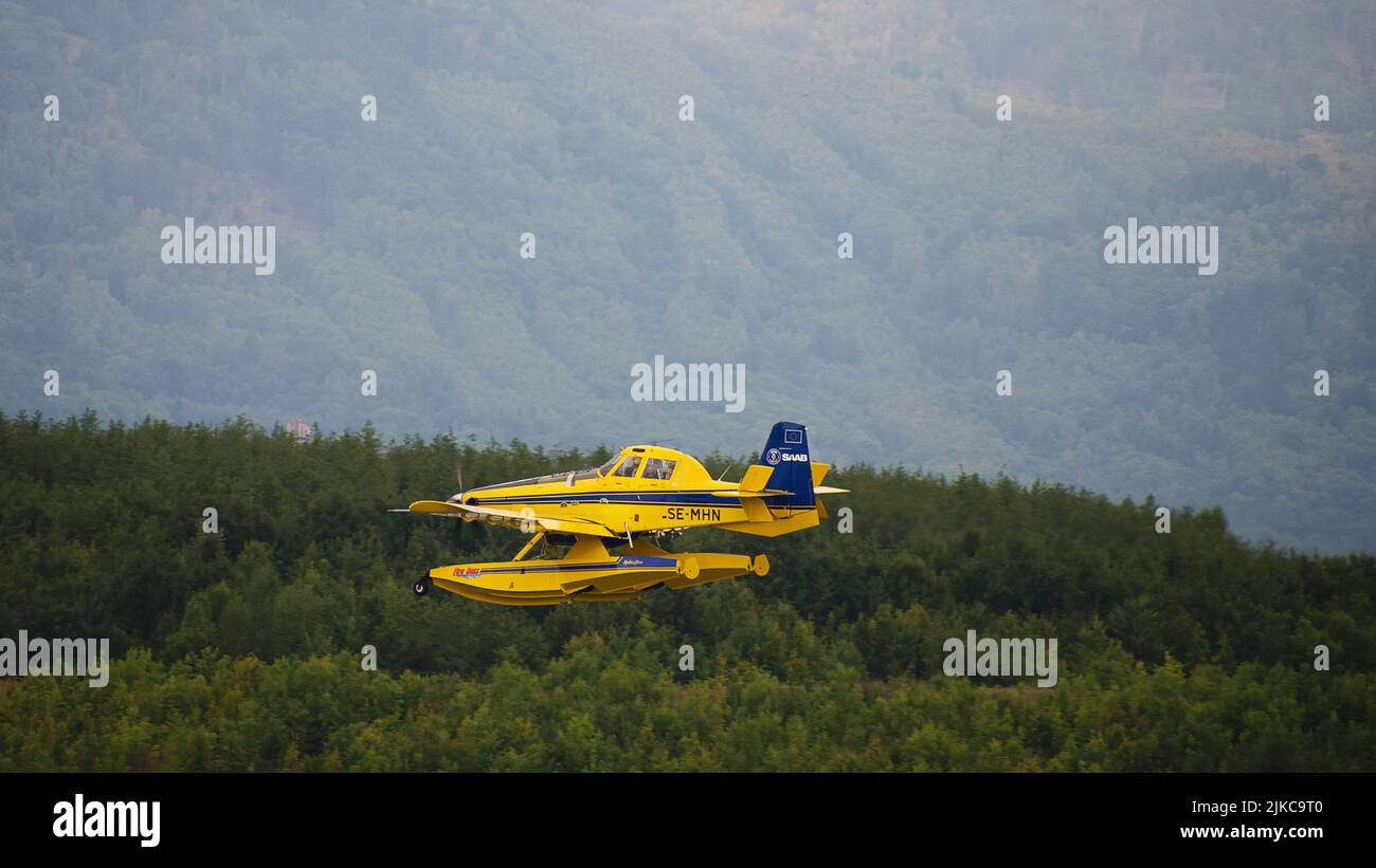 Schwedischer Lufttraktor AT-802 Löschflugzeug sammelt Wasser im Milada-See, um bei der Löschung von Waldbränden im Ceske Svycarsko (Tschechische Schweiz) zu helfen Stockfoto